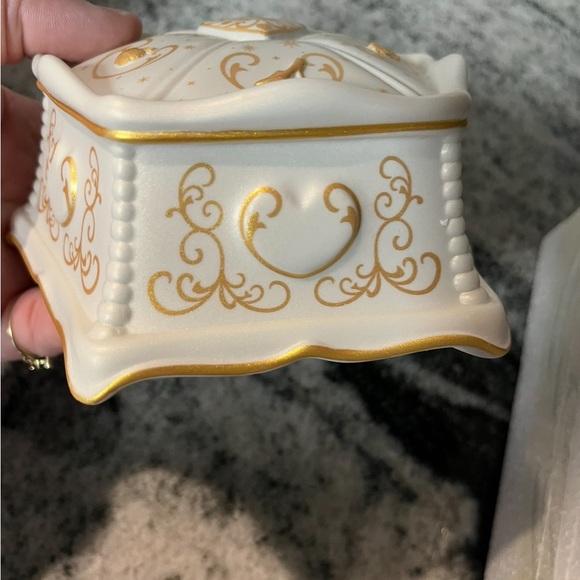 2020 Hallmark Keepsake Ornament Disney Princess Celebration Ornament Stand - Picture 6 of 10